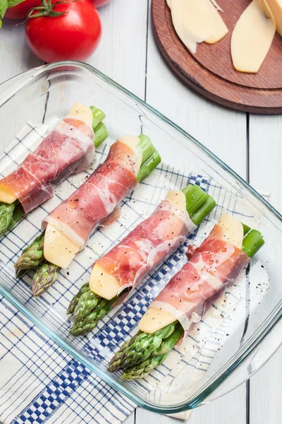 Prosciutto and cheese wrapped asparagus — Stock Photo, Image