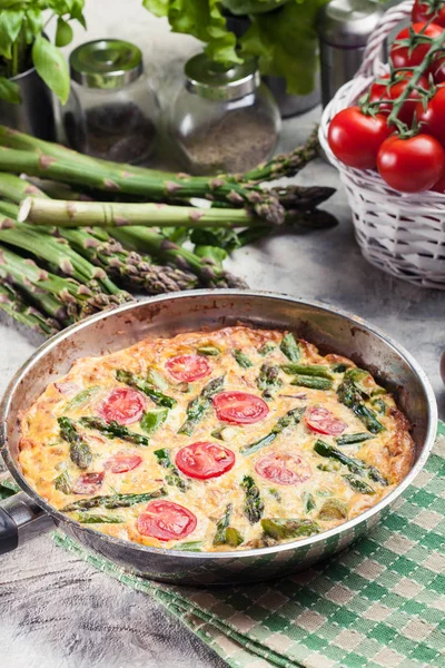 Frittata di uova, asparagi e pomodori — Foto Stock