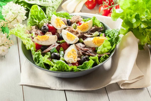 Γαλλική σαλάτα με τόνο, αντζούγιες, αυγά και ντομάτες — Φωτογραφία Αρχείου