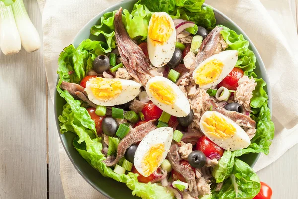 Ensalada de Nicoise con atún, anchoa, huevos y tomates —  Fotos de Stock