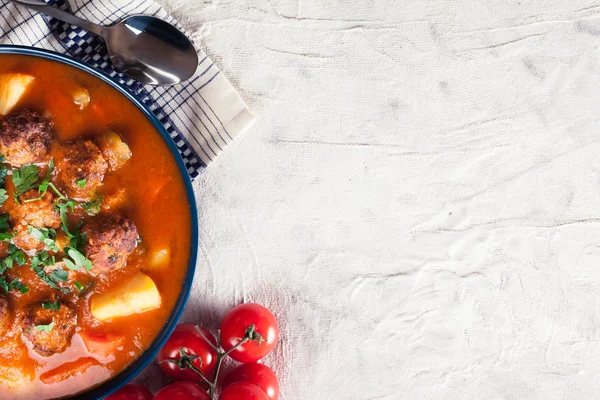 Albondigas-tomatensoep met gehaktballetjes — Stockfoto