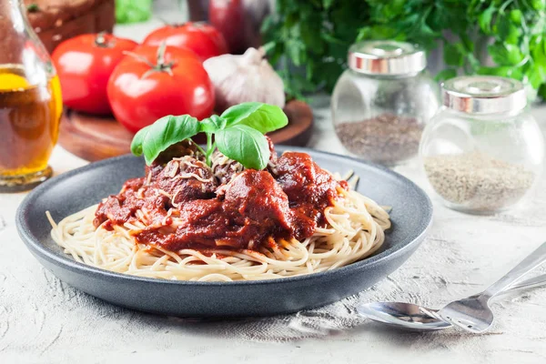 Pasta de espaguetis con albóndigas y salsa de tomate —  Fotos de Stock