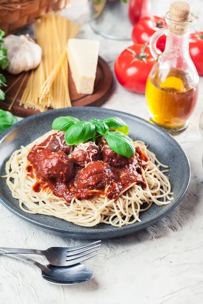 Spaghetti pasta with meatballs and tomato sauce — Stock Photo, Image