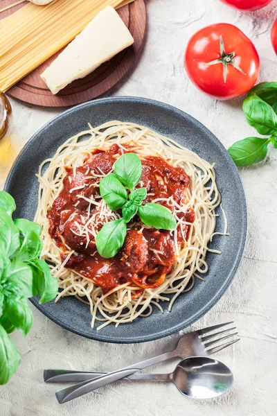 Massa de espaguete com almôndegas e molho de tomate — Fotografia de Stock