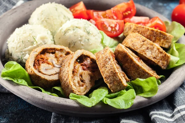 Rollos de cerdo rellenos de mozzarella —  Fotos de Stock