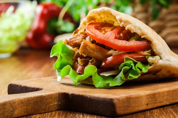 Kebab de doador - carne de frango frita com verduras — Fotografia de Stock