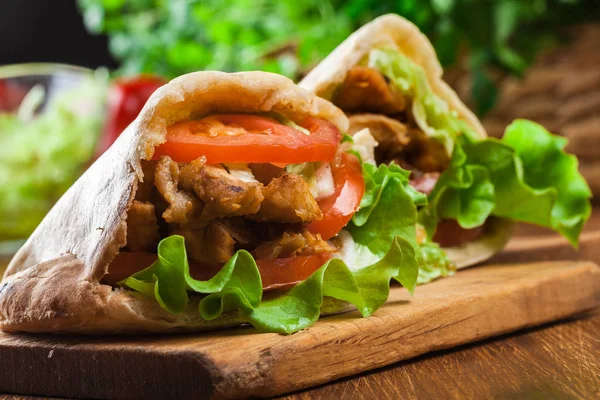 Kebab de doador - carne de frango frita com verduras — Fotografia de Stock