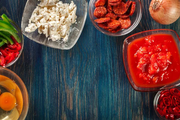 Ingredienser för att förbereda frittata - ägg, korv chorizo, röd — Stockfoto
