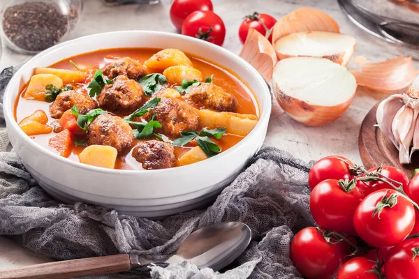 Альбонігас - томатний суп з фрикадельками — стокове фото