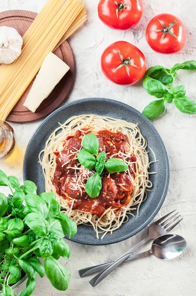 고기볼 과 토마토 소스가 들어 있는 스파게티 파스타 — 스톡 사진