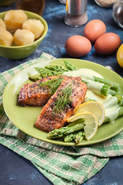 Baked salmon with asparagus and hollandaise sauce — Stock Photo, Image