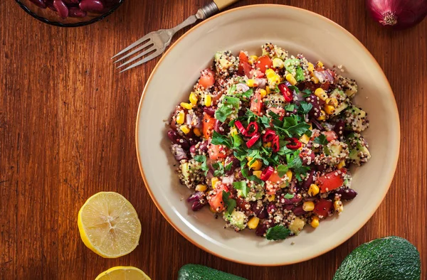 Mexicaanse salade met quinoa en groenten — Stockfoto