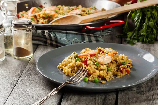 Paella tradicional de frutos do mar com camarão, peixe e frango costurados em prato . — Fotografia de Stock