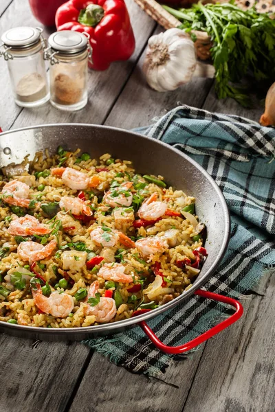 Geleneksel deniz ürünleri paella ile karides, Balık ve tavuk seved ben — Stok fotoğraf