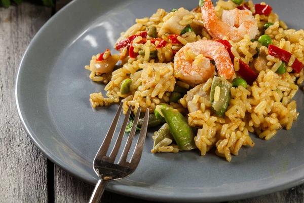 Paella tradicional de frutos do mar com camarão, peixe e frango costurados em prato . — Fotografia de Stock