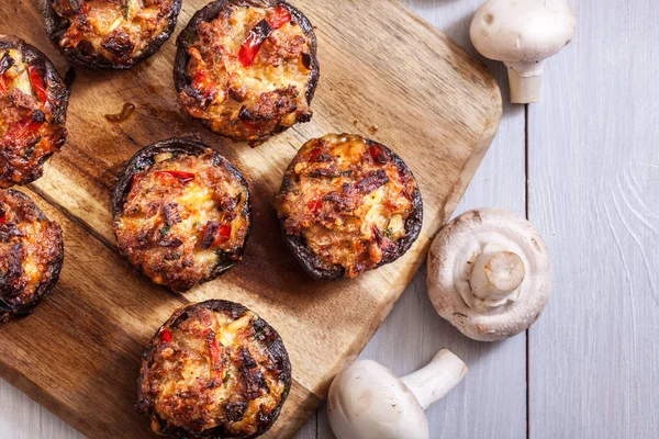 Gebackene Champignon-Mützen gefüllt mit Hackfleisch — Stockfoto