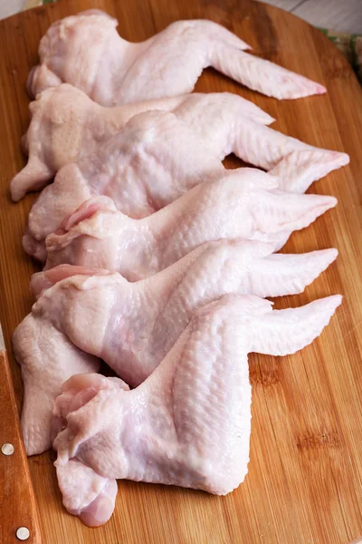 Alitas de pollo crudas en tabla de cortar — Foto de Stock