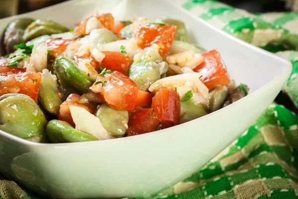 蚕豆沙拉配西红柿, 洋葱和橄榄 — 图库照片