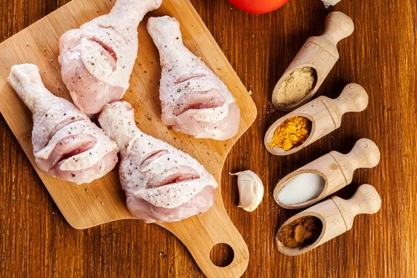 Rå kyckling ben med kryddor — Stockfoto