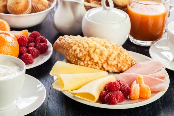 Fresh and continental breakfast table — Stock Photo, Image