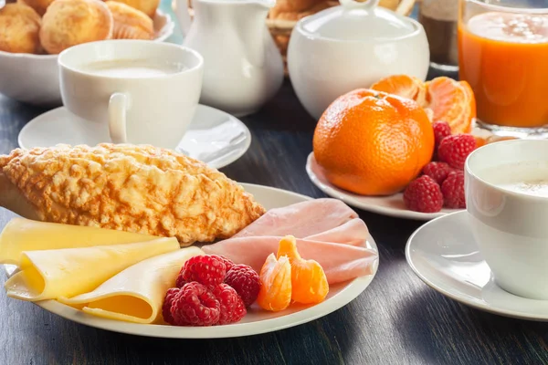 Fresh and continental breakfast table — Stock Photo, Image