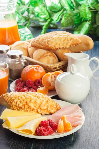 Свежий и континентальный завтрак стол — стоковое фото