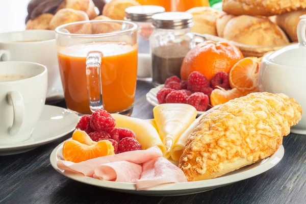 Mesa de desayuno fresca y continental — Foto de Stock