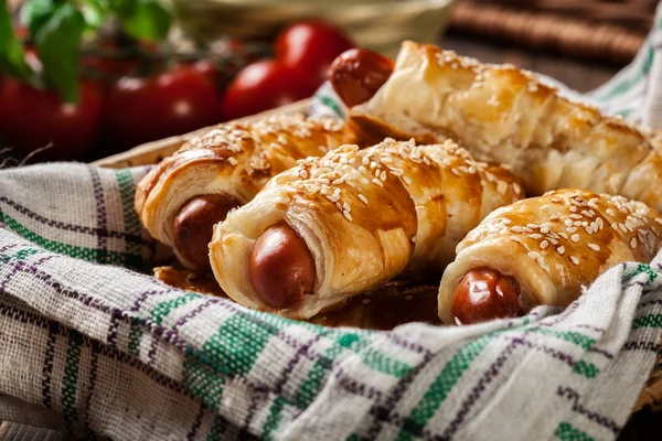 Walcowane hot dog kiełbasy pieczone w ciasto francuskie — Zdjęcie stockowe