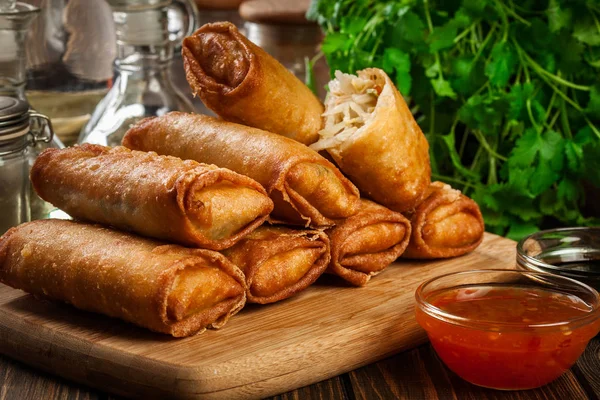 Rollos de primavera con pollo y verduras en la tabla de cortar —  Fotos de Stock