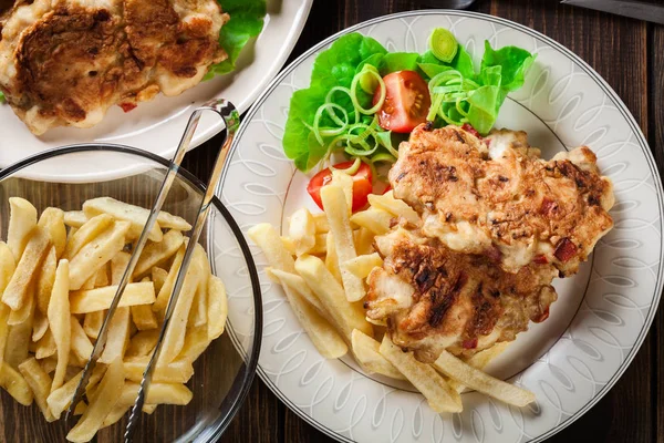 Hühnermedaillons mit Paprika serviert mit Chips — Stockfoto