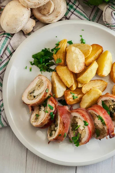 Hühnerbrust gefüllt mit Champignon — Stockfoto