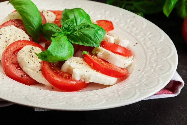 Salada Caprese com mussarela, tomate, manjericão — Fotografia de Stock