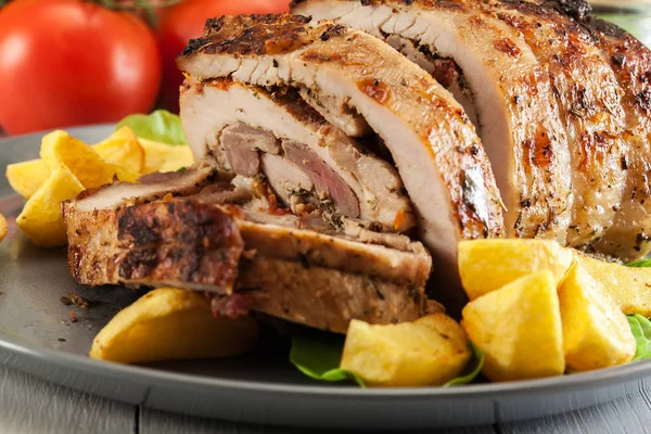 Geroosterde varkensvlees roll gevuld met ander vlees — Stockfoto
