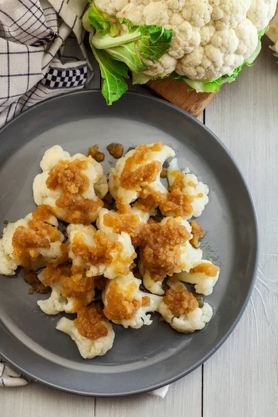 Vegetarian cooked cauliflower with bread crumb — Stock Photo, Image