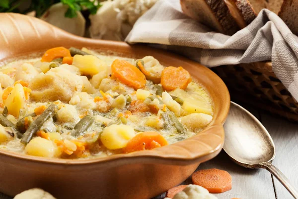 Sopa de verduras con ingredientes zanahoria, coliflor, papa y perejil —  Fotos de Stock