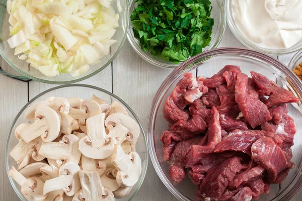 Carne de bovino e outros ingredientes prontos para cozinhar carne de vaca Stroganoff — Fotografia de Stock