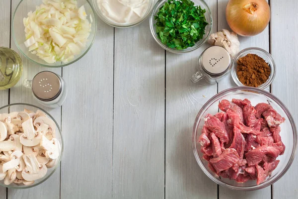 Nötkött och andra ingredienser redo att matlagning biff Stroganoff — Stockfoto