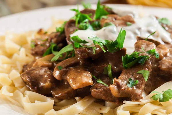 Zelfgemaakte rundvlees Stroganoff met champignons — Stockfoto