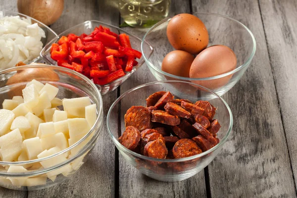 Tortilla de patatas. Ingrédients pour préparer une omelette espagnole avec chorizo à la saucisse, pommes de terre, paprika et oeuf — Photo