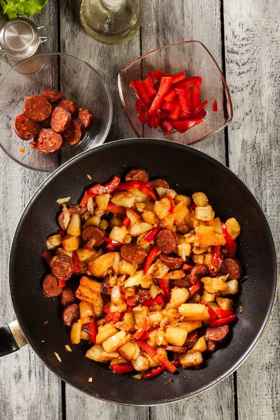 Tortilla de patatas. Španělská omeleta s klobásou chori vaření — Stock fotografie