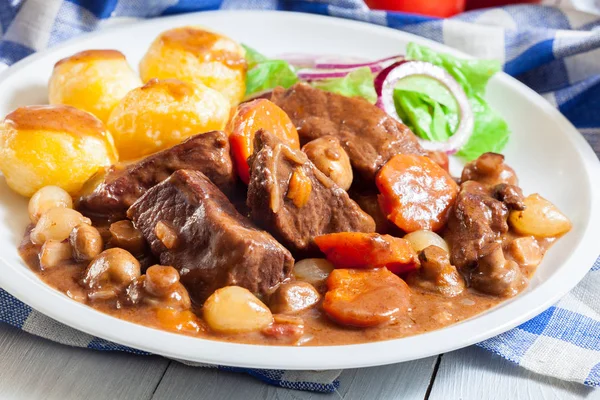 Beef Bourguignon stoofpot geserveerd met gebakken aardappelen — Stockfoto