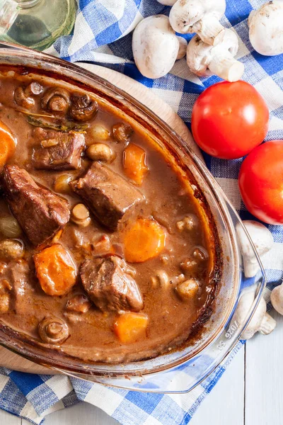 Stufato di Bourguignon di manzo in un piatto di casseruola — Foto Stock