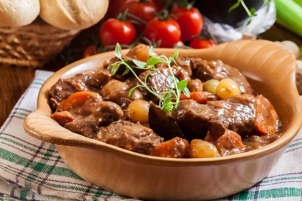 Stufato di manzo Bourguignon servito con baguette — Foto Stock