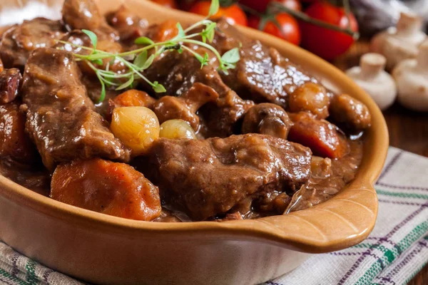 Beef Bourguignon stoofpot geserveerd met stokbrood — Stockfoto