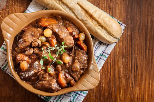 Ragoût de boeuf bourguignon servi avec baguette — Photo