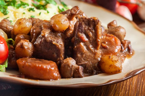 Diner of lunch met rundvlees Bourguignon stoofpot — Stockfoto