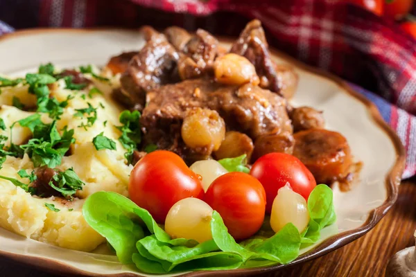 Večeře nebo oběd s hovězím Bourguignon dušené maso — Stock fotografie