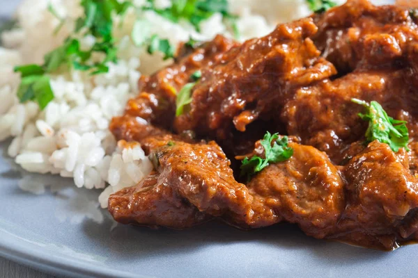 Carne de vită Stroganoff servită cu orez — Fotografie, imagine de stoc