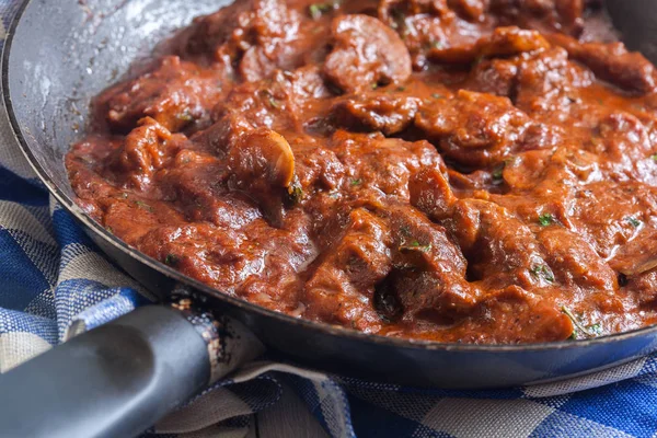 Stroganoff de carne de vaca com cogumelos — Fotografia de Stock