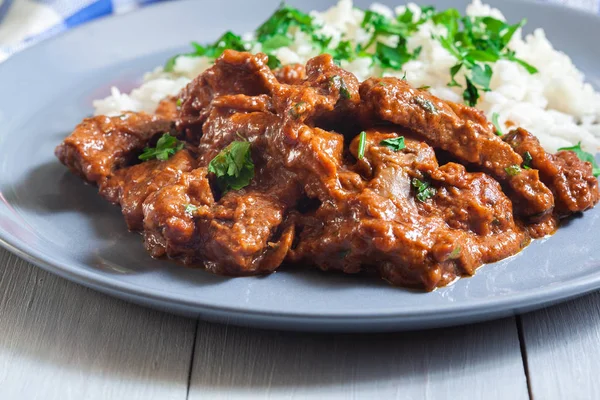 Carne Stroganoff servida con arroz — Foto de Stock